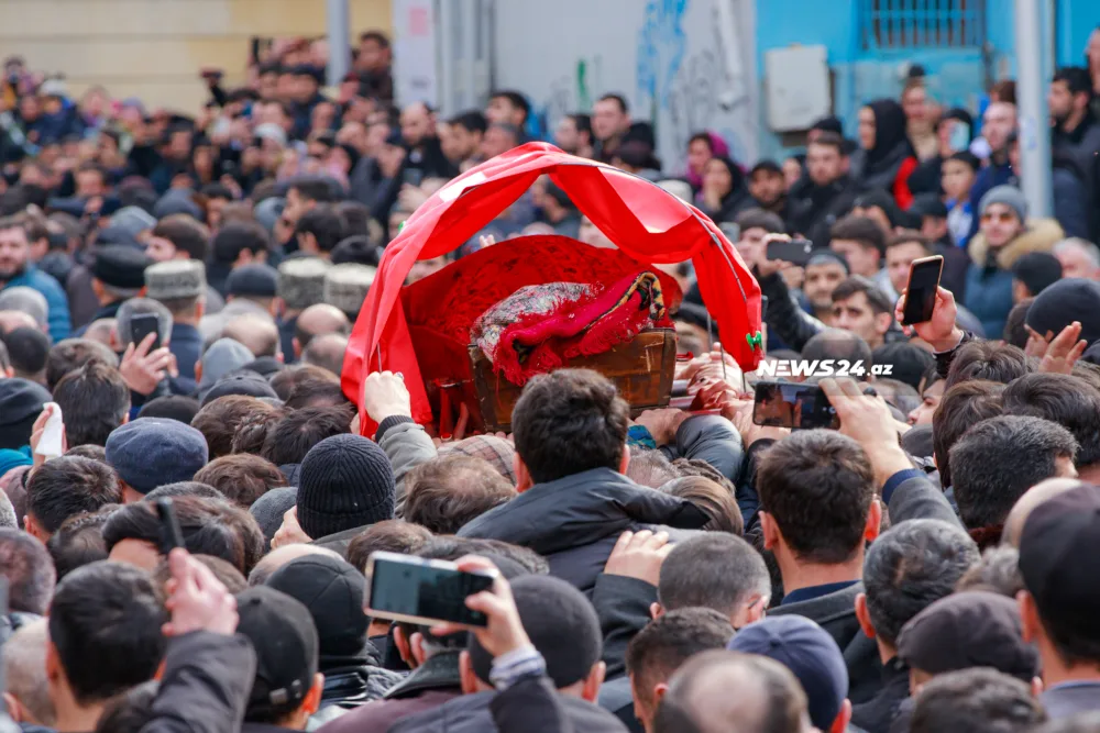 İnsanlar Hacı Şahinlə vidalaşır - FOTOLAR