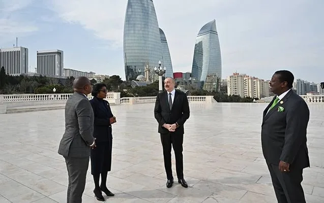 Prezident qonaqlarla Dağüstü parkda - FOTO