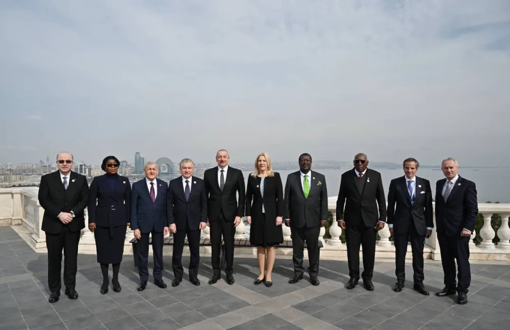 Prezident qonaqlarla Dağüstü parkda - FOTO