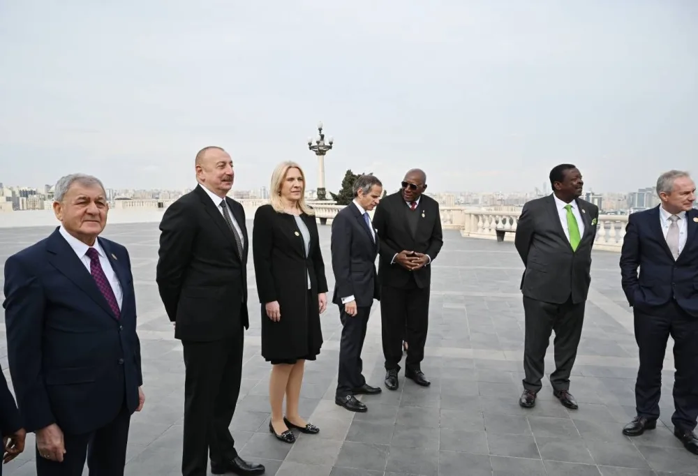 Prezident qonaqlarla Dağüstü parkda - FOTO