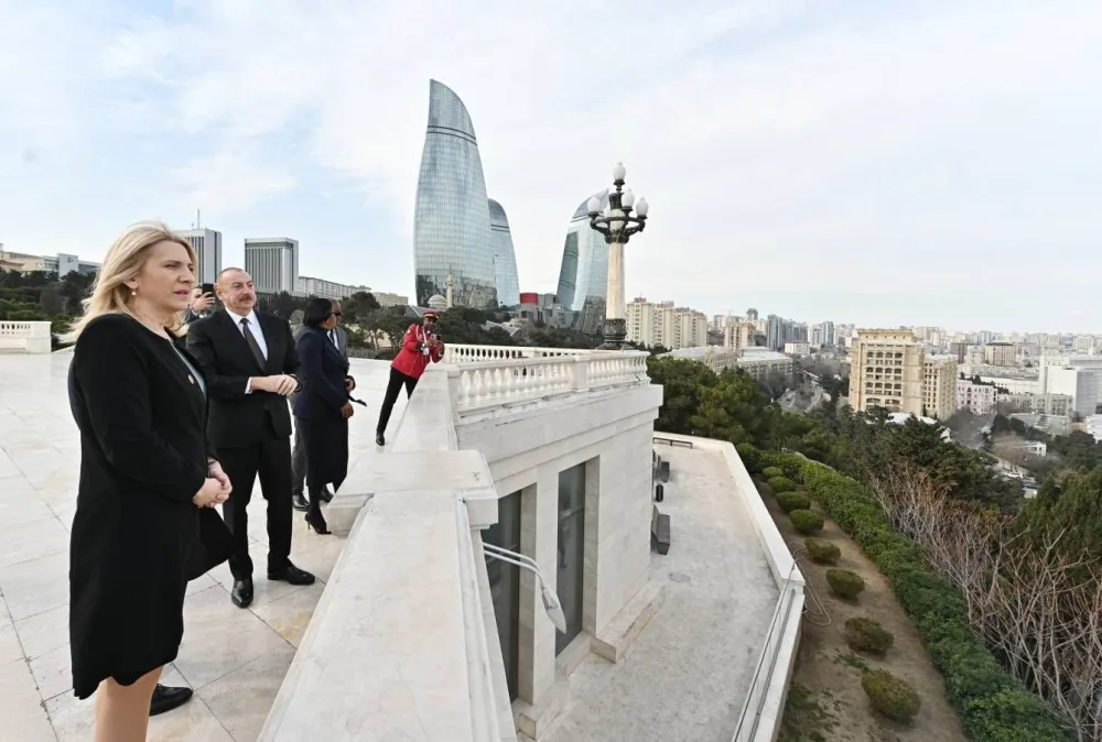 Prezident qonaqlarla Dağüstü parkda - FOTO