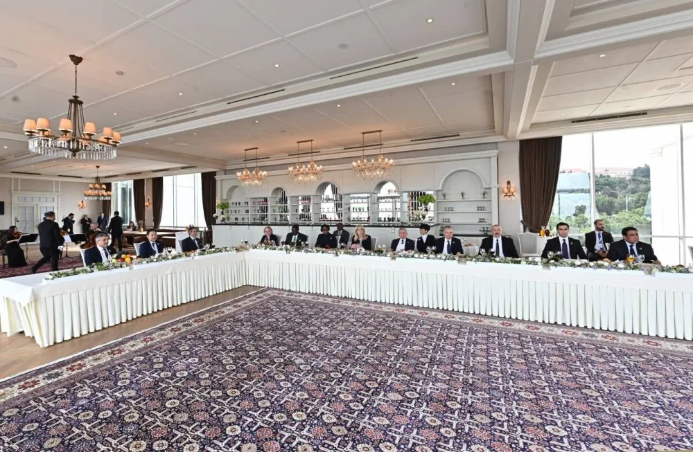 Prezident qonaqlarla Dağüstü parkda - FOTO