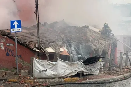 İstanbulda partlayış - Çox sayda yanğınsöndürən cəlb olundu