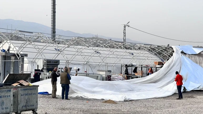 Zəlzələ evlərini dağıtmışdı, külək çadırlarını uçurdu - FOTOLAR