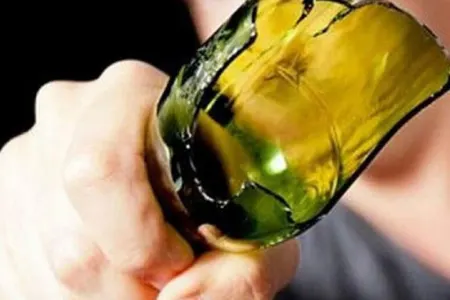 Küsülü olduğu qonşusunun başına pivə şüşəsi çırpdı