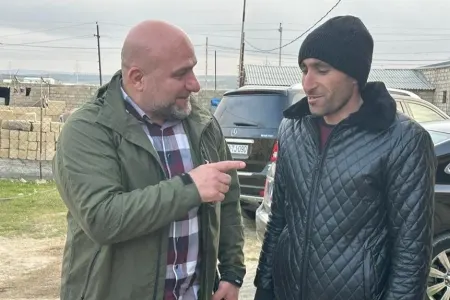Sərvər Bəşirliyə avtomobil hədiyyə edən türkiyəli iş adamı: "Çox təsirləndim" - FOTO
