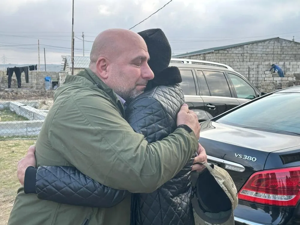 Sərvər Bəşirliyə avtomobil hədiyyə edən türkiyəli iş adamı: "Çox təsirləndim" - FOTO