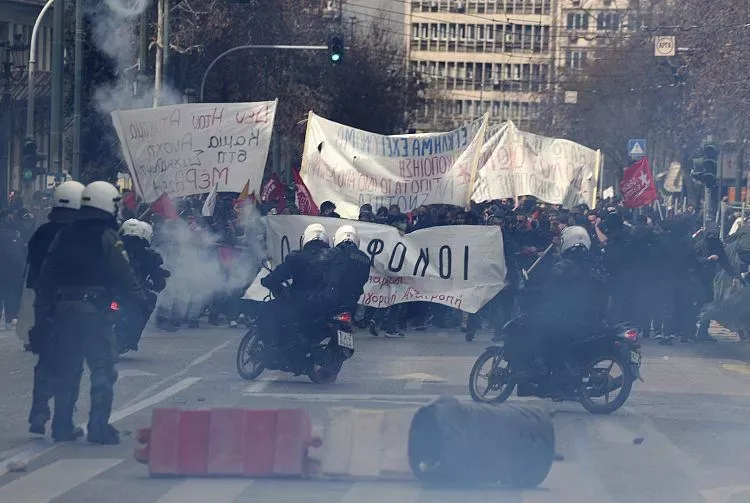 Daha bir ölkədə hökumət əleyhinə etirazlar başladı - FOTO