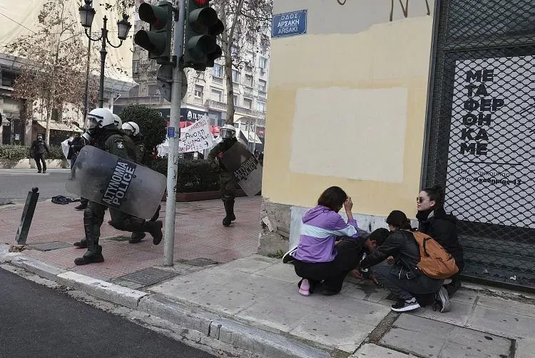 Daha bir ölkədə hökumət əleyhinə etirazlar başladı - FOTO