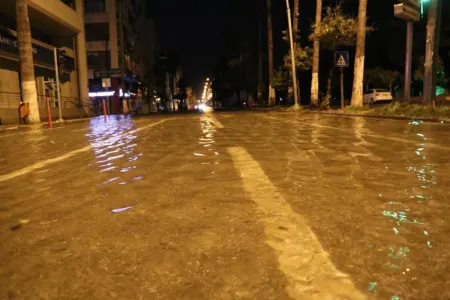 İskenderunda küçələri su basdı - FOTO