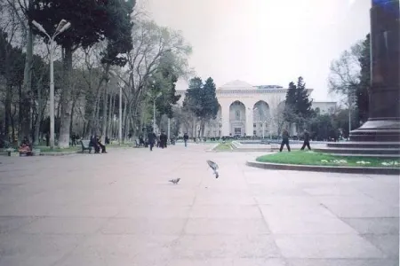 Bakıda hoteldən qovulub parkda yatan turisti qarət etdilər