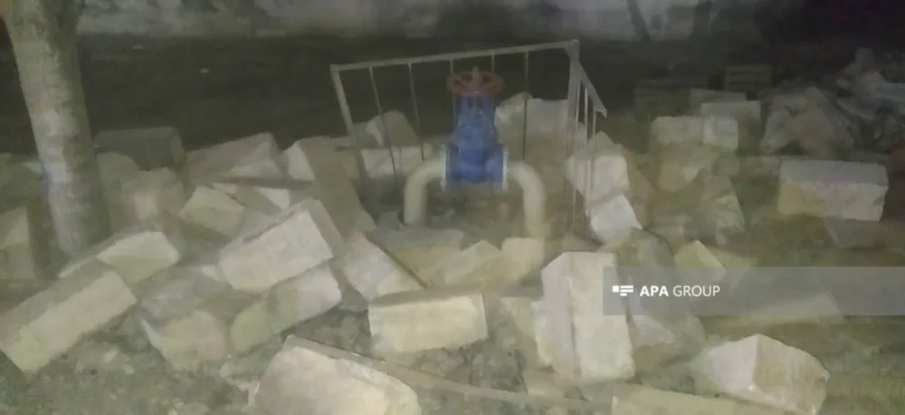 Güclü külək Ağdamda evin daş hasarını uçurub - FOTO