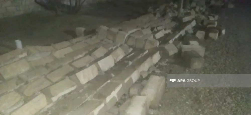 Güclü külək Ağdamda evin daş hasarını uçurub - FOTO