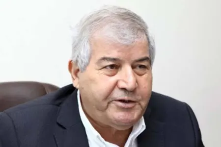 ““Tarixi Nadir”i yarısına qədər oxumuşam, amma bunu başa düşmürəm”