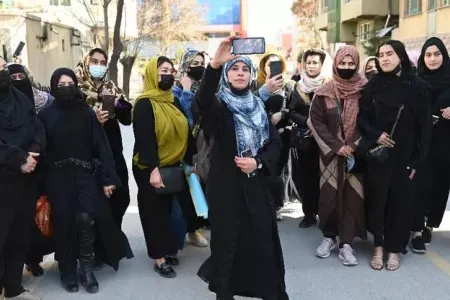 İran qadınları etiraz aksiyası keçirdi