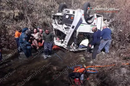 Ermənistanda məktəbliləri daşıyan avtobus çaya düşdü
