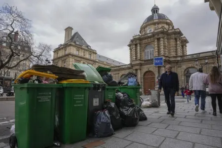 Paris küçələri zibilliyə çevrildi - -FOTOLAR