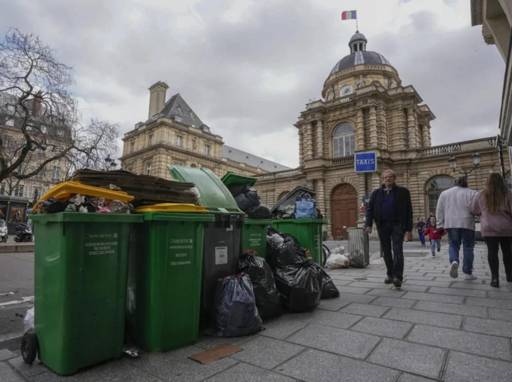 Paris küçələri zibilliyə çevrildi - -FOTOLAR