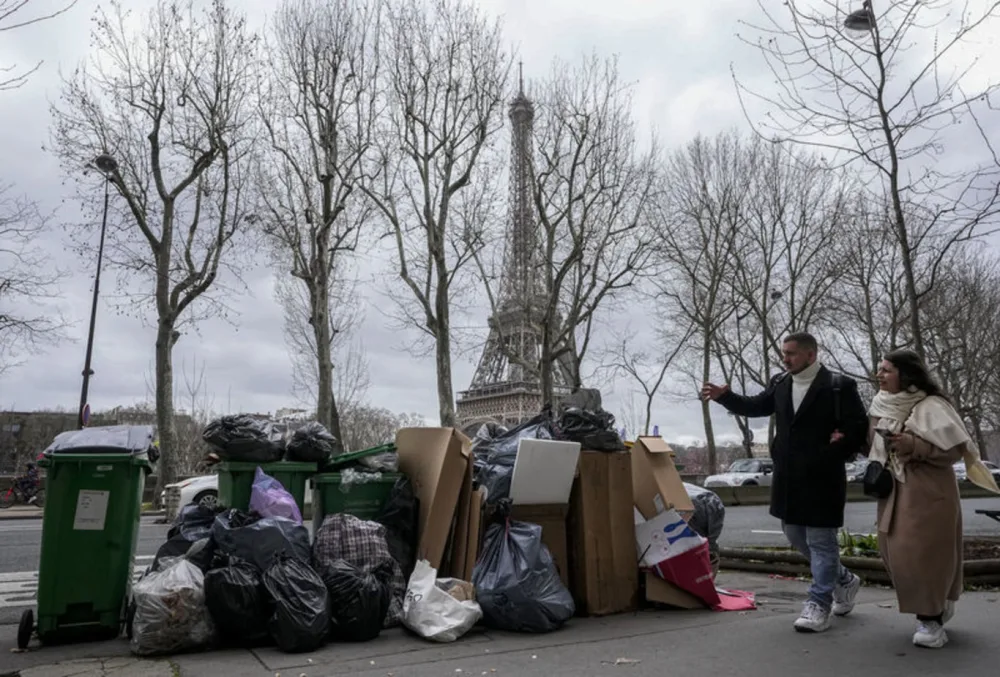 Paris küçələri zibilliyə çevrildi - -FOTOLAR