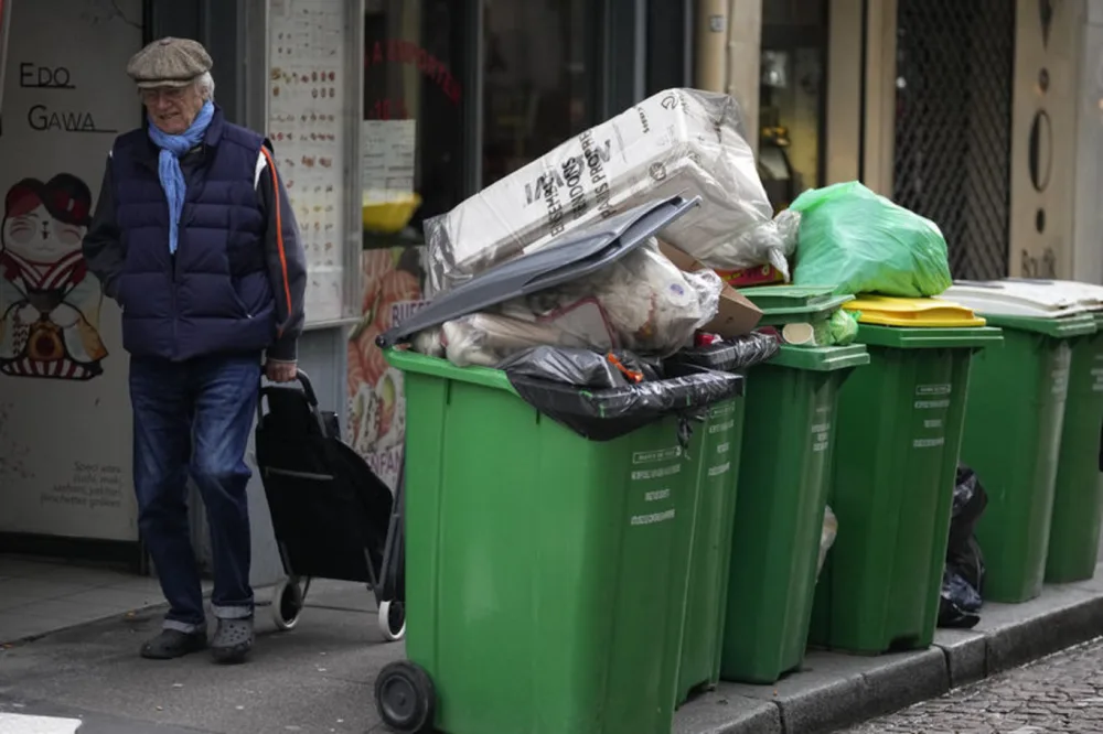 Paris küçələri zibilliyə çevrildi - -FOTOLAR