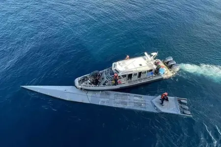 Sualtı gəmidə iki cəsəd və üç ton kokain tapıldı