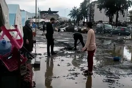 Hatayda çadır şəhərciyi su basdı