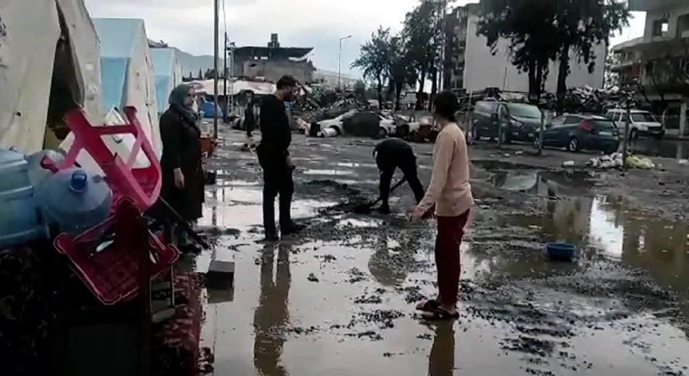 Hatayda çadır şəhərciyi su basdı
