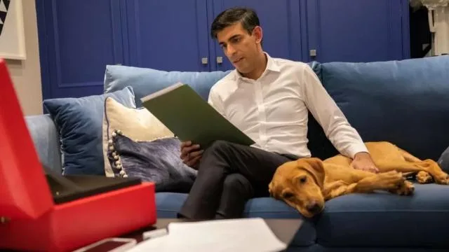 Rişi Sunaka iti xaltasız gəzdirdiyinə görə xəbərdarlıq edildi