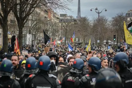 Parisdə etiraz aksiyası keçirilir