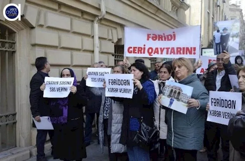 Fəridin yaxınları İran səfirliyi önündə aksiya keçirdi - — FOTO