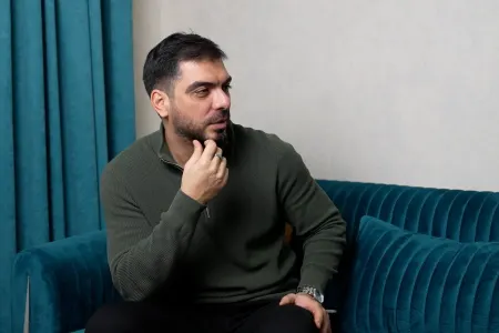 “Kişi bir dəfə ailəsinin yanında utandısa, hörməti qalmır” - Yaşar Yusub / VİDEO