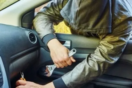 Bakıda avtomobildən 10 min manat oğurlandı