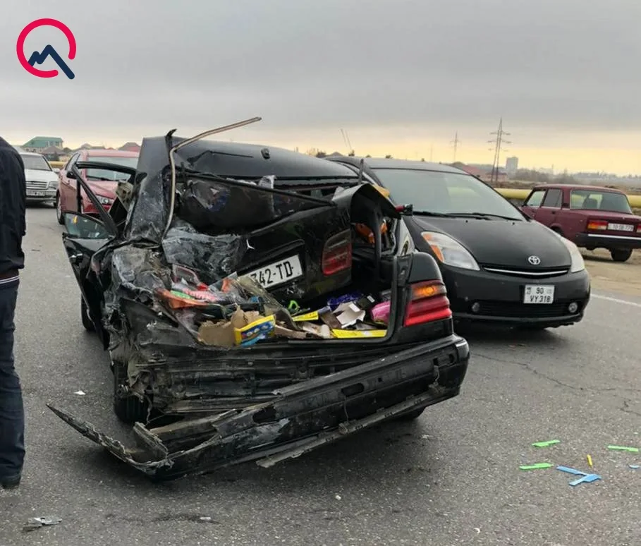 Bakıda sərnişin avtobusu “Mercedes”lə toqquşdu - FOTOLAR