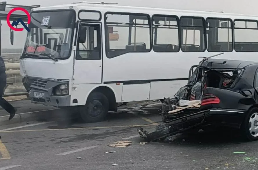 Bakıda sərnişin avtobusu “Mercedes”lə toqquşdu - FOTOLAR