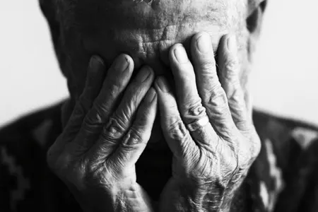 83 yaşlı kor şəxsin gözləri açıldı - Dünyada ilk