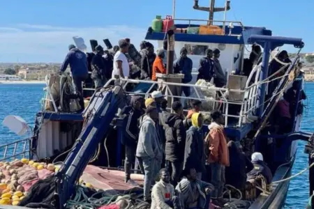 İtaliyaya son 24 saatda rekord sayda miqrant gəlib