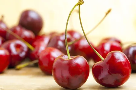 Bir kiloqramı 200 manata gilas satılır - FOTO