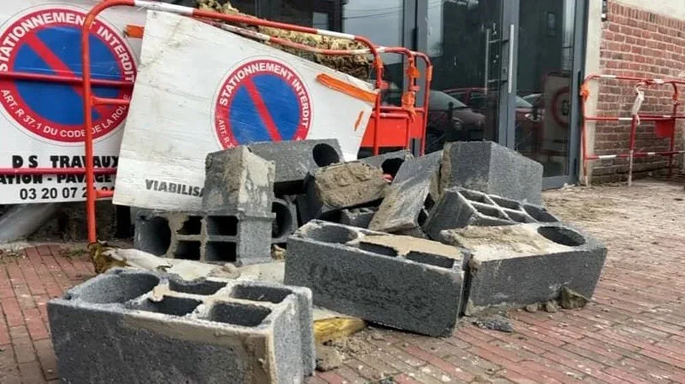 Deputatın evinin qapısına 1 metrlik divar çəkdilər - FOTO