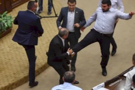 Ermənistan parlamentində deputat həmkarını döydü