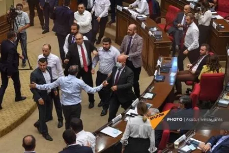 Erməni deputatlar əlbəyaxa oldu: xəsarət alan var - VİDEO