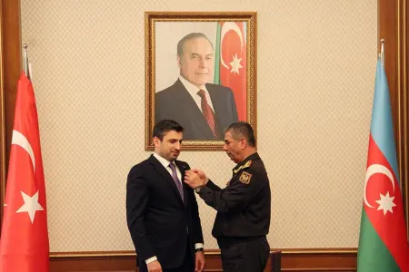 Zakir Həsənov Selçuk Bayraktarı medalla - TƏLTİF ETDİ