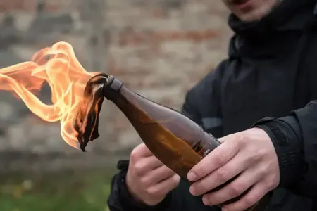 Keçmiş sevgilisinin evinə "Molotov kokteyli" atdı