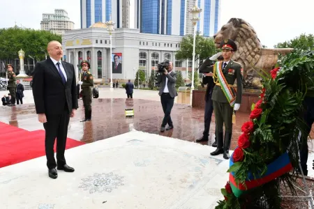Prezident Düşənbədə İsmoili Somoni abidəsini - ZİYARƏT ETDİ - FOTOLAR