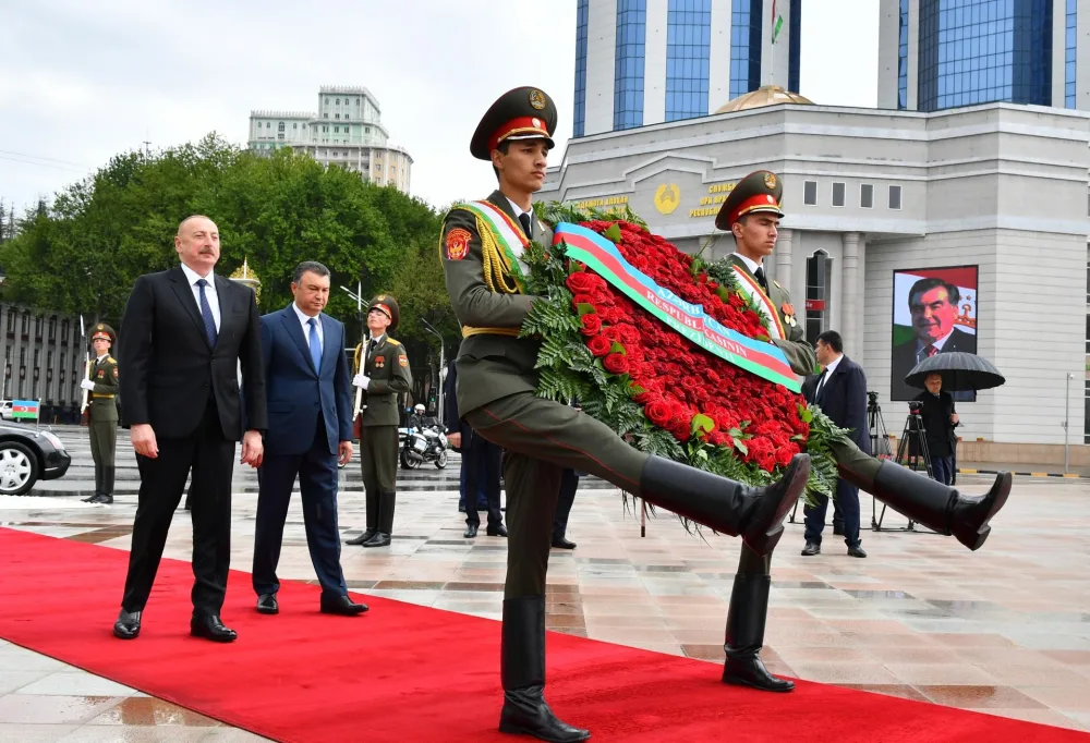 Prezident Düşənbədə İsmoili Somoni abidəsini - ZİYARƏT ETDİ - FOTOLAR