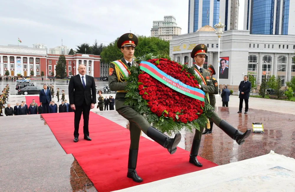 Prezident Düşənbədə İsmoili Somoni abidəsini - ZİYARƏT ETDİ - FOTOLAR