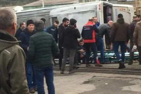 Çanaqqalada işçiləri daşıyan avtobus avtobus aşdı: 17 yaralı