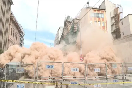 İstanbulda beşmərtəbəli bina - ÇÖKDÜ - VİDEO