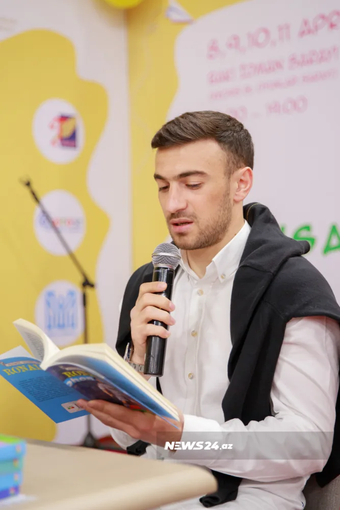 Qara Qarayev uşaqlara kitab oxudu, forma hədiyyə etdi - FOTOLAR