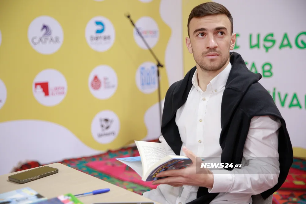 Qara Qarayev uşaqlara kitab oxudu, forma hədiyyə etdi - FOTOLAR