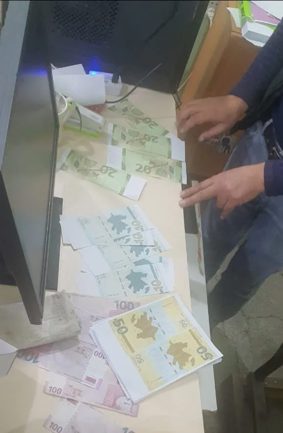 Saxta pul hazırladılar - Tutuldular - FOTOLAR